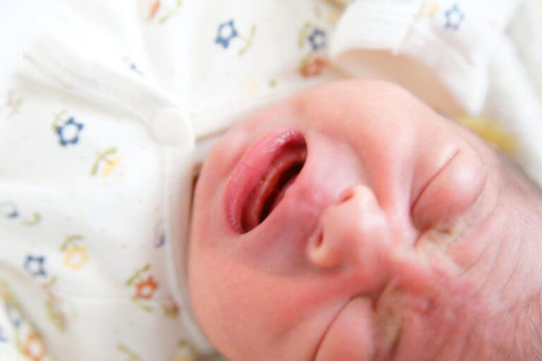 新生児が泣き止まない 赤ちゃんがずっと泣く7つの理由 １万年堂ライフ